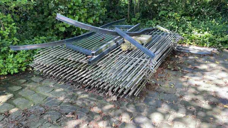 Metallzäune und Altmetall zur Schrottabholung in Köln bereitgestellt