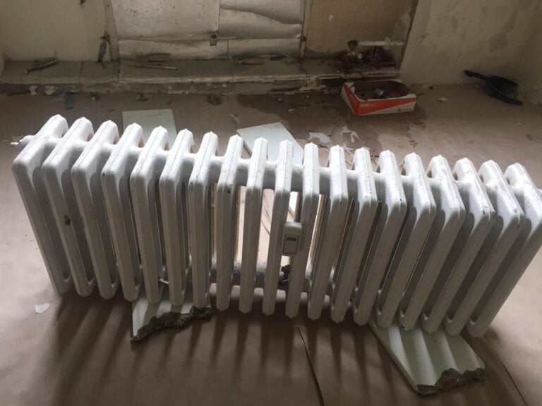 Alter Gussheizkörper aus einer Wohnung zur Schrottabholung