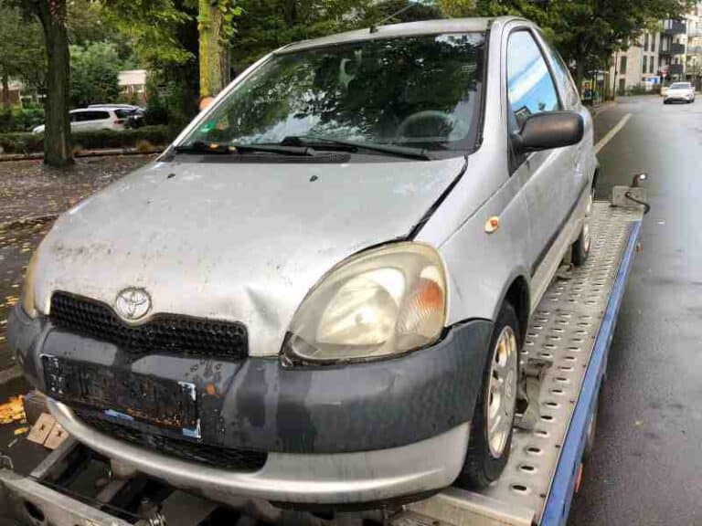 Altes Auto wird für die Autoverschrottung in Köln auf einen Abschleppwagen geladen